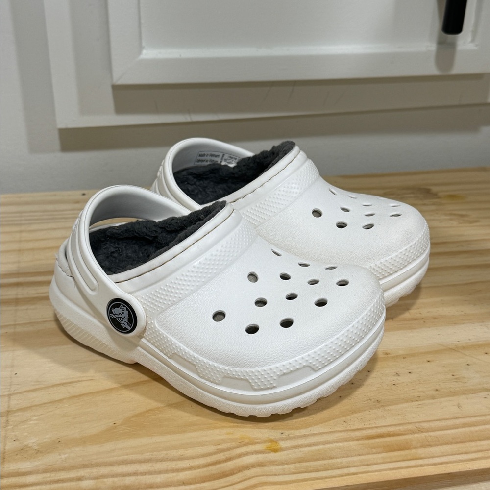 Fuzzy fleece lined toddler CROCS clog size c6 EUC White with Grey